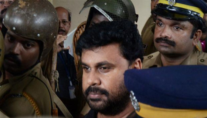 നടിയെ ആക്രമിച്ച കേസ്: ദിലീപിന് ജാമ്യമില്ല, ജൂലൈ 25 വരെ റിമാന്ഡില് നടിയെ ആക്രമിച്ച കേസ്: ദിലീപിന് ജാമ്യമില്ല, ജൂലൈ 25 വരെ റിമാന്ഡില്