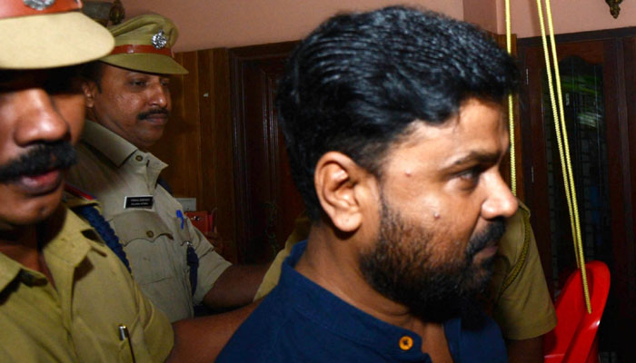 പള്സര് സുനിയെക്കുറിച്ച് ദിലീപ് പരാതി നല്കിയിരുന്നുവെന്ന് പൊലീസ് മേധാവി ലോക്നാഥ് ബഹ്റ പള്സര് സുനിയെക്കുറിച്ച് ദിലീപ് പരാതി നല്കിയിരുന്നുവെന്ന് പൊലീസ് മേധാവി ലോക്നാഥ് ബഹ്റ