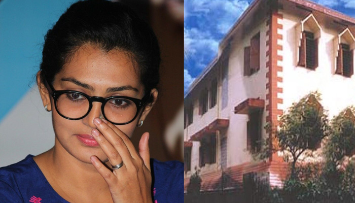 തൊട്ടിരുന്നാല് പൊട്ടി വീഴുന്ന ആകാശങ്ങളില് ഇനിയും ഞങ്ങള്ക്കു വിശ്വാസമില്ലച്ചോ തൊട്ടിരുന്നാല് പൊട്ടി വീഴുന്ന ആകാശങ്ങളില് ഇനിയും ഞങ്ങള്ക്കു വിശ്വാസമില്ലച്ചോ