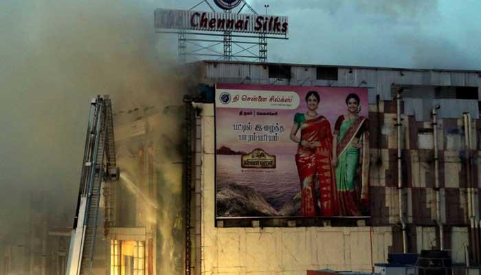ടി നഗറിലെ ചെന്നൈ സില്ക്സില് വന് തീപിടുത്തം: നാലുനിലകള് തകര്ന്നു, ആളപായമില്ല ടി നഗറിലെ ചെന്നൈ സില്ക്സില് വന് തീപിടുത്തം: നാലുനിലകള് തകര്ന്നു, ആളപായമില്ല
