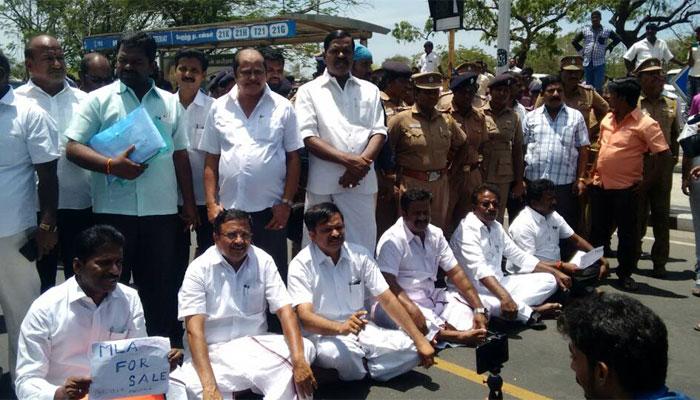 വിശ്വാസ വോട്ടെടുപ്പില് കോഴ: തമിഴ്നാട് നിയമസഭയില് ബഹളം വിശ്വാസ വോട്ടെടുപ്പില് കോഴ: തമിഴ്നാട് നിയമസഭയില് ബഹളം