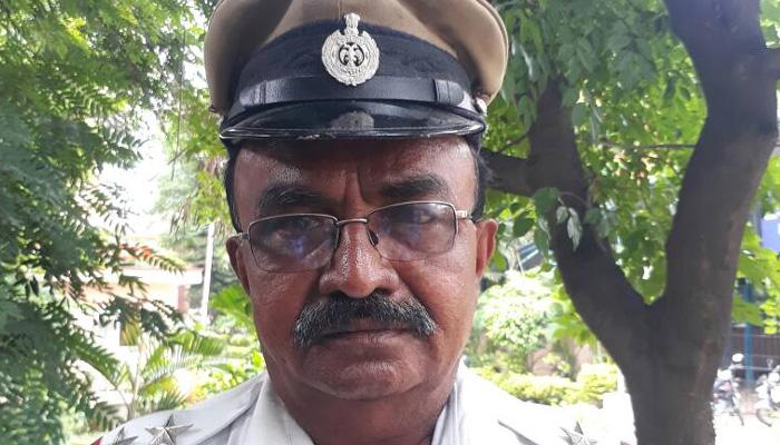 ആംബുലൻസിന് വഴിയൊരുക്കുന്നതിനായി രാഷ്ട്രപതിയുടെ വാഹനവ്യൂഹത്തെ തടഞ്ഞ ട്രാഫിക് പൊലീസുകാരന് അഭിനന്ദ പ്രവാഹം ആംബുലൻസിന് വഴിയൊരുക്കുന്നതിനായി രാഷ്ട്രപതിയുടെ വാഹനവ്യൂഹത്തെ തടഞ്ഞ ട്രാഫിക് പൊലീസുകാരന് അഭിനന്ദ പ്രവാഹം
