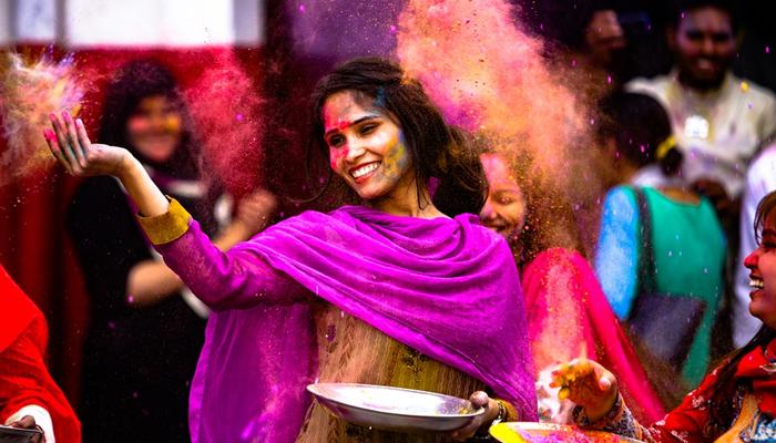 ഹോളിക്ക് മുന്പും പിന്പും മുടിയും ചര്മ്മവും സംരക്ഷിക്കേണ്ടതിങ്ങനെ ഹോളിക്ക് മുന്പും പിന്പും മുടിയും ചര്മ്മവും സംരക്ഷിക്കേണ്ടതിങ്ങനെ