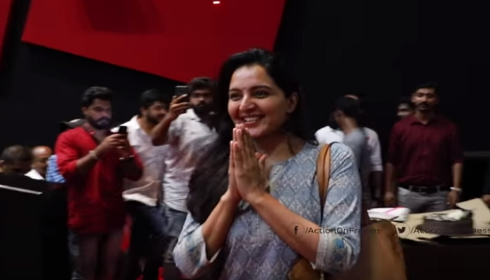 VIDEO: തിയേറ്ററില് എത്തിയ മഞ്ജുവിന് ജയ് വിളിച്ച് ആരാധകര് VIDEO: തിയേറ്ററില് എത്തിയ മഞ്ജുവിന് ജയ് വിളിച്ച് ആരാധകര്