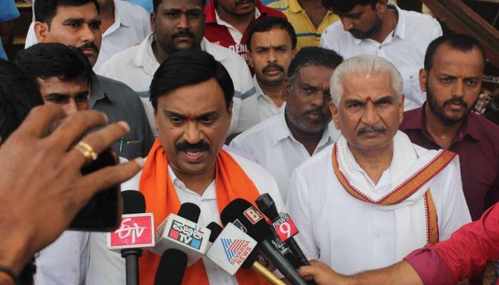 ഒപ്പം നിന്നാല് നൂറിരട്ടി നേടാം; പണം വാഗ്ദാനം ചെയ്ത ജനാര്ദ്ദന റെഡ്ഢി; ശബ്ദരേഖ പുറത്ത് ഒപ്പം നിന്നാല് നൂറിരട്ടി നേടാം; പണം വാഗ്ദാനം ചെയ്ത ജനാര്ദ്ദന റെഡ്ഢി; ശബ്ദരേഖ പുറത്ത്