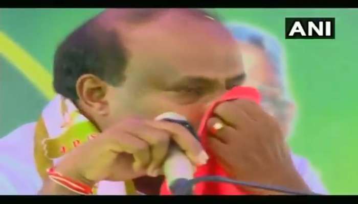 'കര്ഷര്ക്ക് വേണ്ടിയും അവരുടെ കടങ്ങള് എഴുതിത്തള്ളാനും മുഖ്യമന്ത്രി പദം ആഗ്രഹിച്ച വ്യക്തിയാണ് ഞാന്' പൊട്ടിക്കരഞ്ഞ് കുമാരസ്വാമി 'കര്ഷര്ക്ക് വേണ്ടിയും അവരുടെ കടങ്ങള് എഴുതിത്തള്ളാനും മുഖ്യമന്ത്രി പദം ആഗ്രഹിച്ച വ്യക്തിയാണ് ഞാന്' പൊട്ടിക്കരഞ്ഞ് കുമാരസ്വാമി